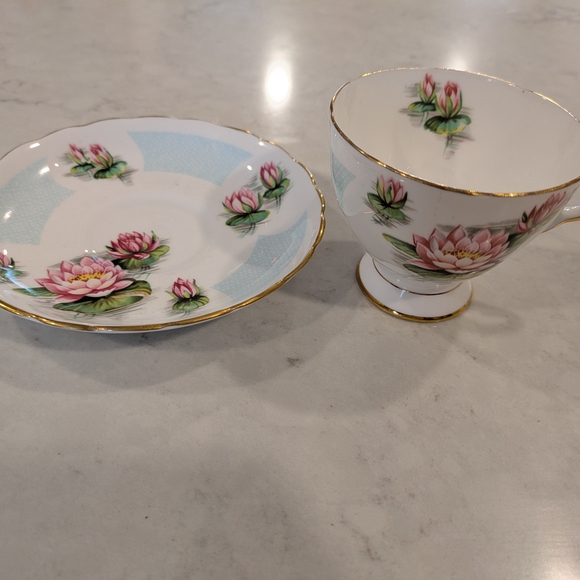 Tuscan Fine England Bone China l Tea Cup and Saucer Set with Gold Trim - Picture 2 of 3